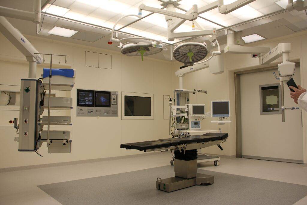 An empty operating room with a number of devices inside, representing the importance of medical device requirements documentation